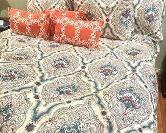 Reversible queen bed set