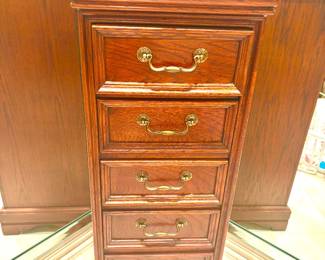 Classic wood lingerie chest