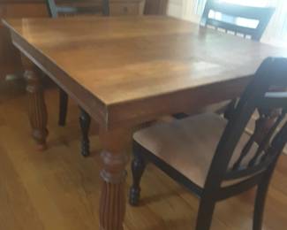 Oak dining table, has 2 leaves
