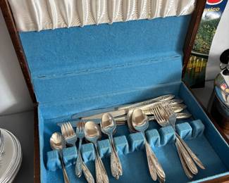 Silver plated flatware set 