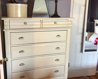 White 6-Drawer Dresser with Fluted Drawer Pulls