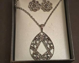 Crimzon Rose Pendant Necklace and Earring Set