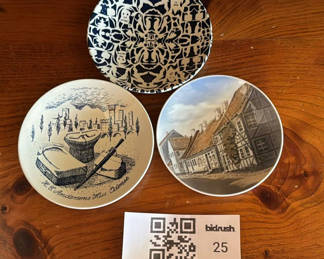 Lot 25: Set of Four Danish Decorative Ceramic Plates