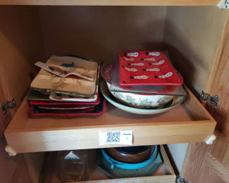 Lot 7: Holiday ceramic dinnerware and bakeware set