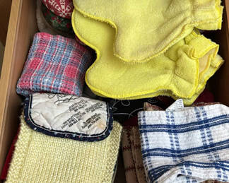 Lot 17: Assorted Kitchen Towels, Oven Mitts, Pot Holders, and Scrubbers