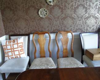 Dining Room Table w/8 chairs and 2 pads $400