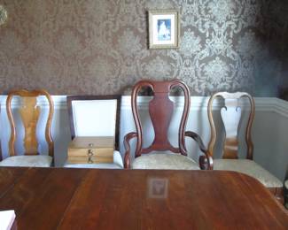 Dining Room Table w/8 chairs and 2 pads $400