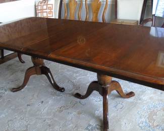 Dining Room Table w/ 8 chairs and 2 pads $400