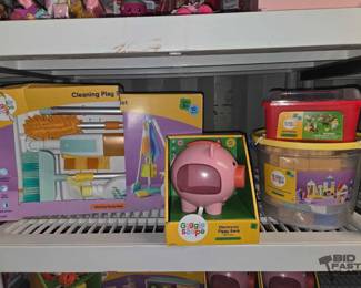 4124  Giggle Scape Toy Collection