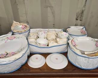 4082  Noritake Handpainted Japanese Dishset