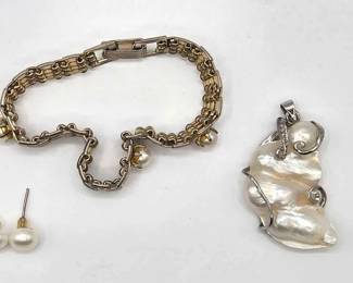 1058  Pearl Bracelet with Pendant and Earrings