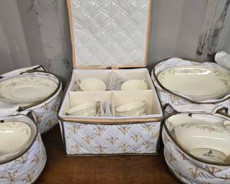 4078  Royal Doulton Bone China Dishset