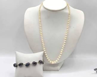 1056  Pearl Necklace and Bracelet