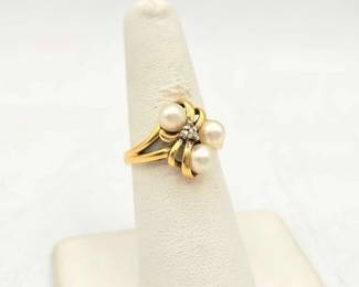 754 14k Gold Ring with Diamonds Pearls, 3.2g