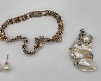 1058 Pearl Bracelet with Pendant and Earrings