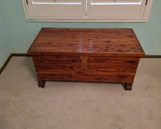 cedar blanket chest / hope chest