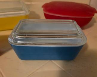 Blue Pyrex refrigerator dish medium-sized #502-B
