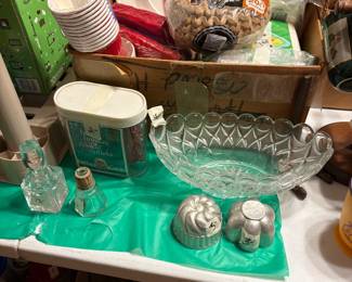 Miscellaneous plates, cups etc. in box, other kitchen items