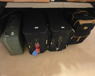 Bedroom - more l;uggage