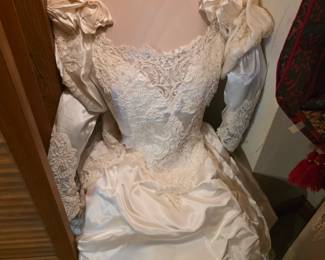 Bedroom - Vintage wedding dress 