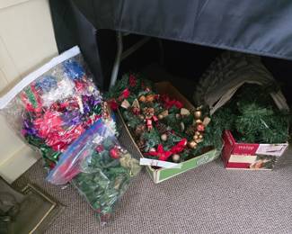 Sunroom - bows, wreath and tree