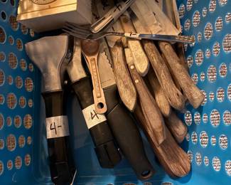 Knives & various kitchen items including timers