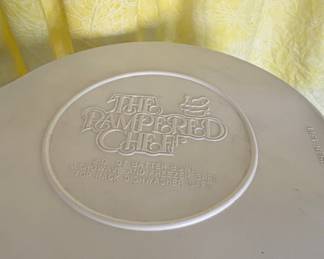 The Pampered Chef 2 Qt Batter Bowl with Lid