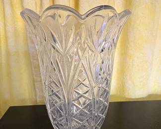 Fifth Avenue Crystal Vase with Scalloped Edge