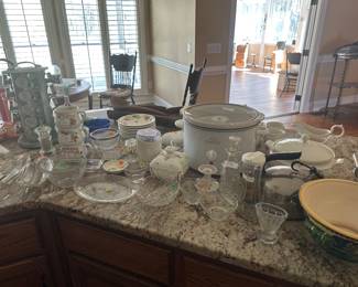 Kitchen pieces, cake risers