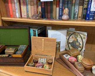 Travel keepsakes and novelty items.