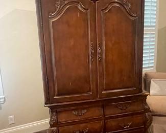 LARGE ARMOIRE  GREAT QUALITY - SELL NOW - GREAT PRICE 