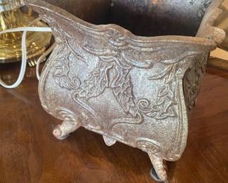   HEAVY -CRAZY HEAVY PLANTER  NEED MUSCLES ON THIS ONE 