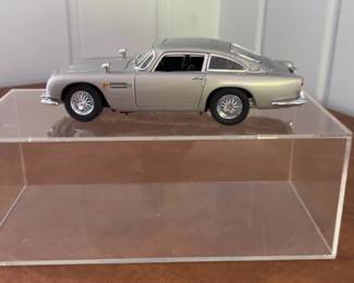 Aston Martin DB5 Diecast Model Car & Case