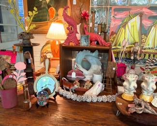 Beautiful colors here! And such fine items… Check out the cast concrete foot in the middle;)