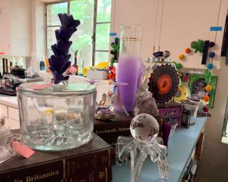 We really have quite a few nice glass items in the sale. This is in the kitchen area…;