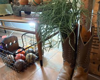 Great pair of Tony llamas… I think they are size 8 or nine women’s