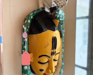 A sweet mask in the little green area in the kitchen…