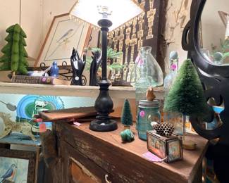 Love the blues and greens in this room… Nice mirror that’s hanging up there too…