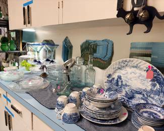 Blue blue blue! It’s all about the blue. I’m not usually fond of this kind of pattern, but I do like it and have used those cups several times while we’ve been working…..