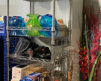 Fun "beachy" decor! Steamer on top. Blender. Taco thingys