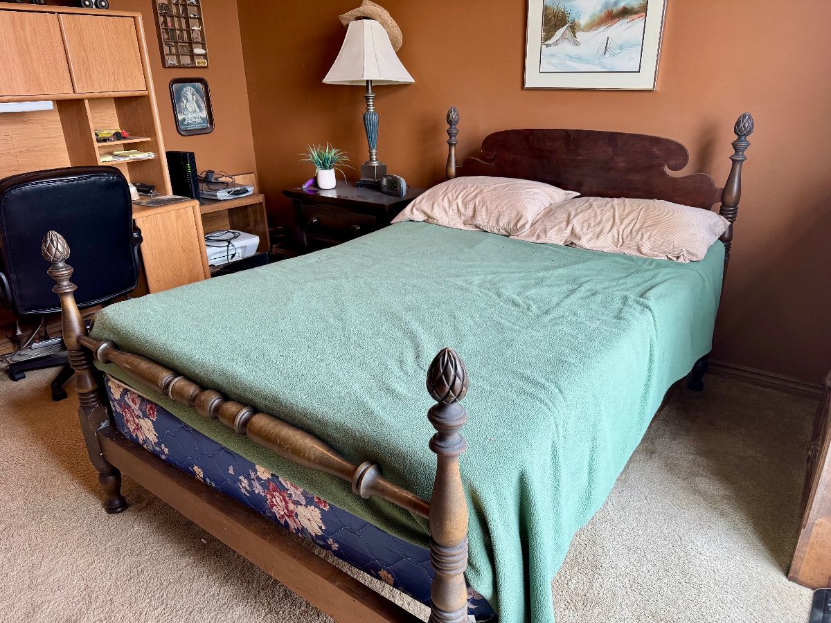 Antique 4 poster wooden bed