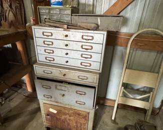 Metal shop cabinet