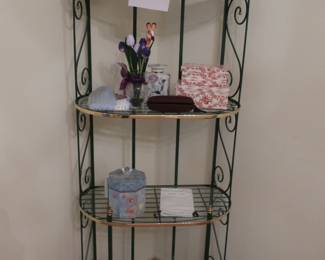 bakers  rack  and  decor