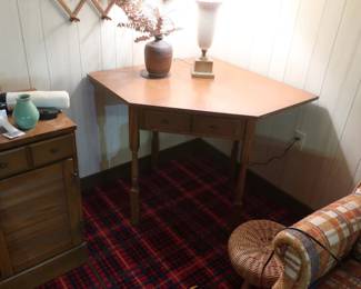 corner  table