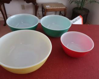 4 piece Pyrex bowl set