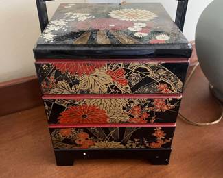 Multitiered bento box