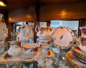 HUGE SET ROYAL ALBERT Bone China England  "Old Country Roses" 