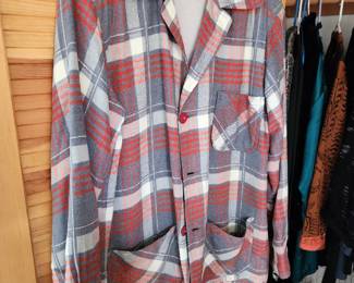 Looks like a Pendleton to me from the Vintage era but no tag. 