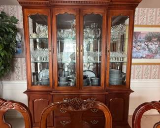 Thomasville china hutch & crystal 