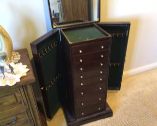 Jewelry chest